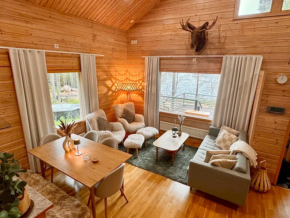 Cozy Arctic Lakeside Cottage Pellossa