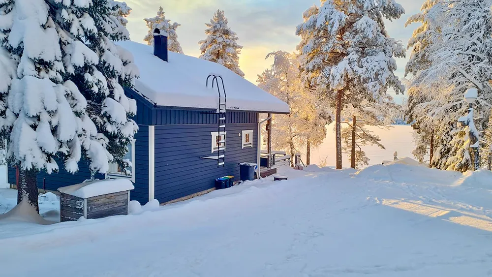 Cozy Arctic Lakeside Cottage Pellossa