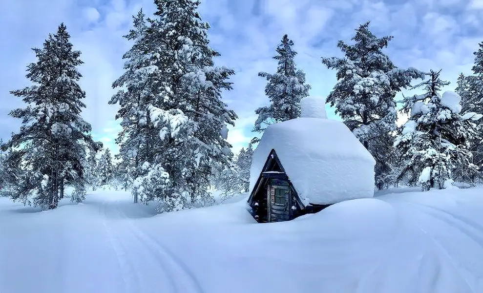 Little cabin in snow in Pulju