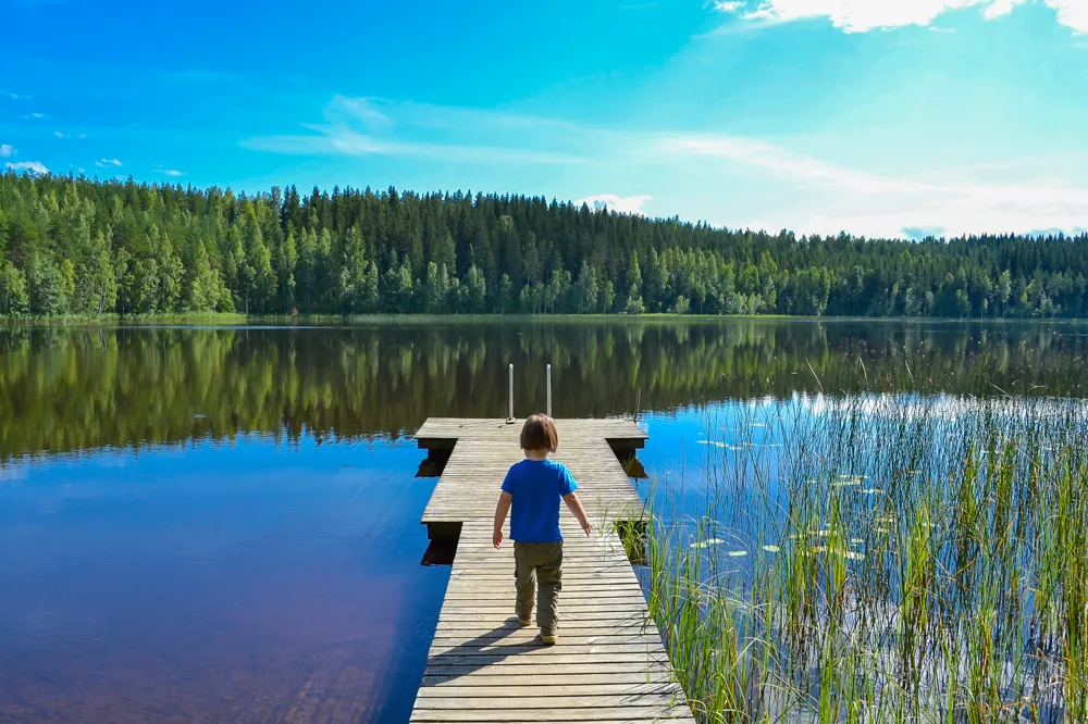 Pieni poika laiturilla