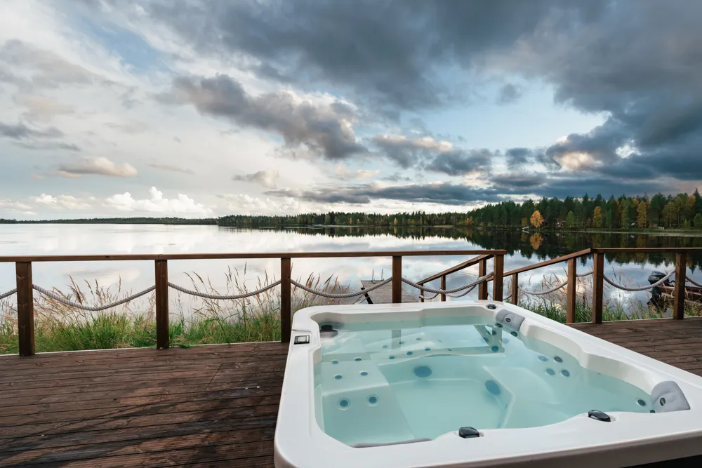 Ulkoporeallas ja järvimaisema - Lapland Heritage Villa