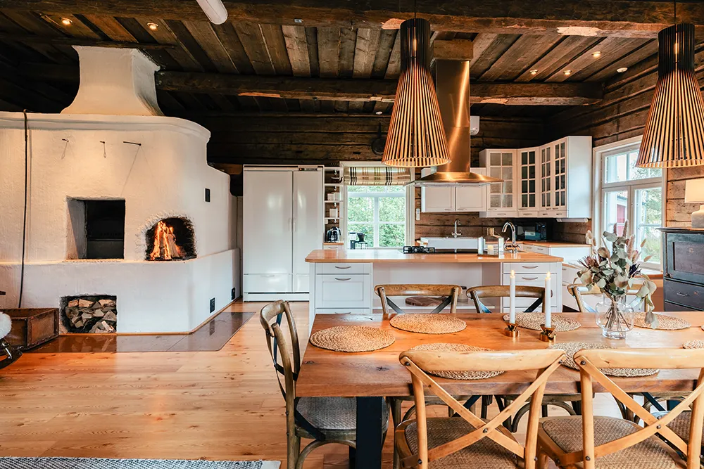 Tunnelmallinen keittiö ja ruokailutila - Lapland Heritage Villa, Ranua