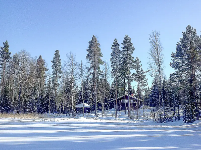 Mökki Jyväskylässä talvimaisemassa