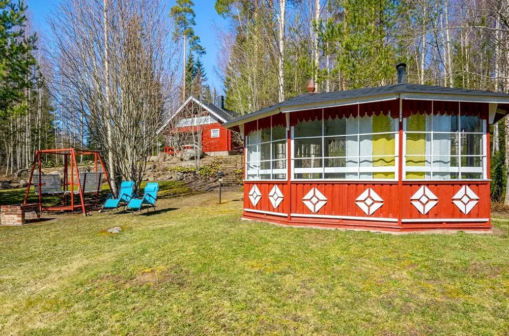 Pinean laaja pihamaa ja grillikota