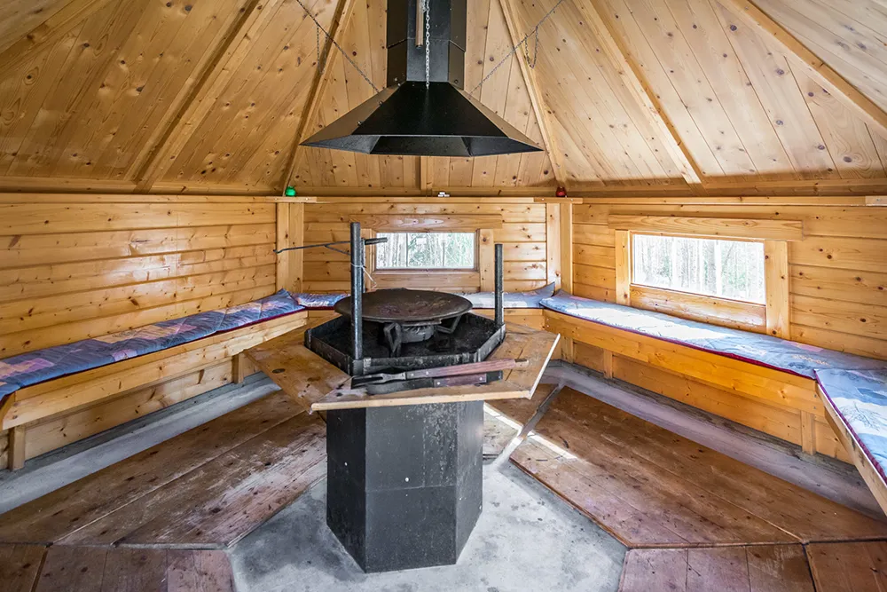 Tunnelmallinen grillikota Polarian pihalla
