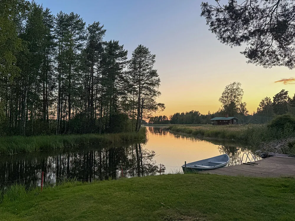 Rantamökki, Asiakkala - mökkiranta auringonlaskun aikaan