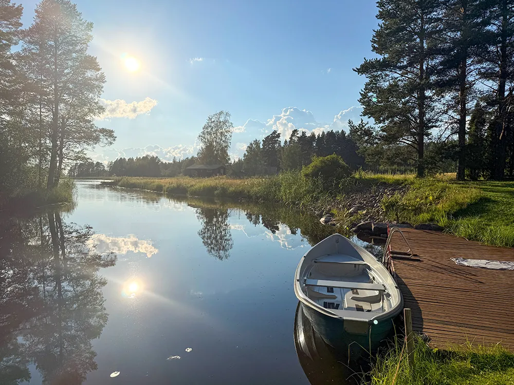 Rantamökin laituri ja vene Asikkalassa