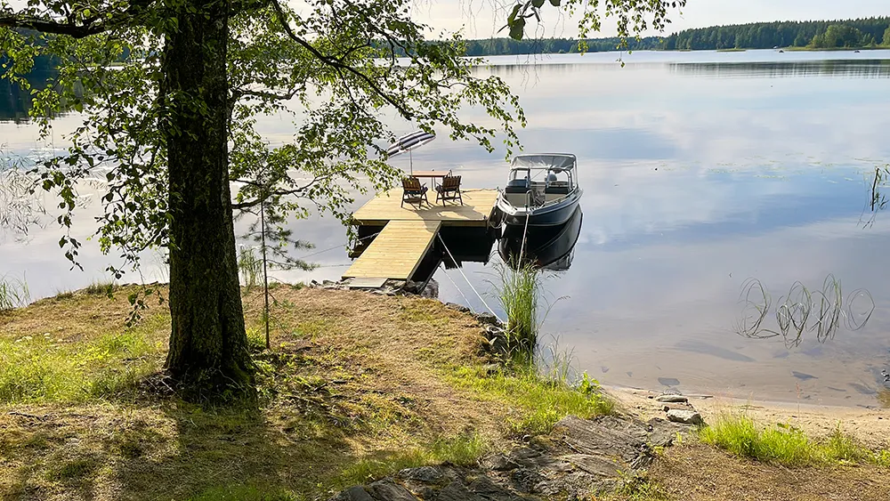 Saarimökin ranta ja laituri