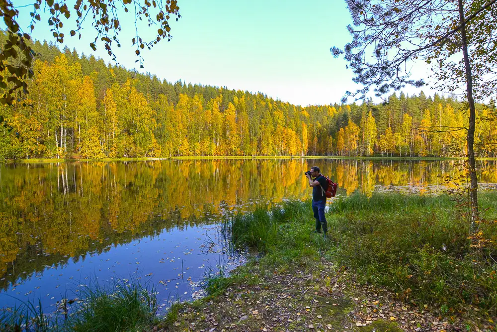 Valokuvaaja syksyisessä maisemassa