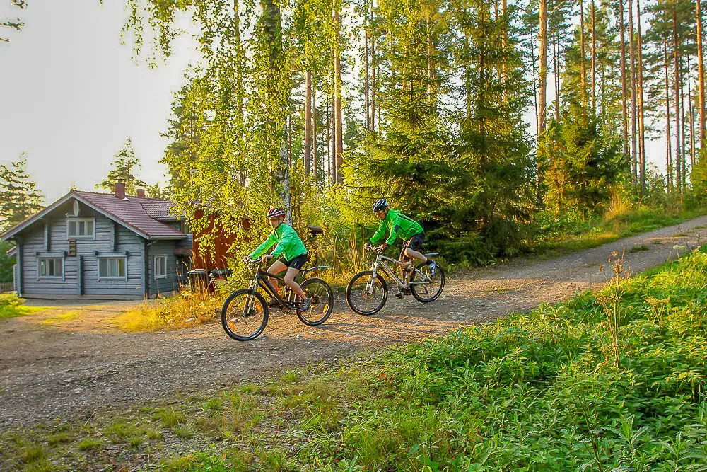 Pyöräilijöitä Vesan Villassa Sysmässä